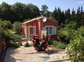 la Villa rouge Ardèche "le lavandin"，位于Ucel的酒店