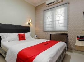 RedDoorz Plus near Lippo Cikarang Mall，位于贝克西的酒店