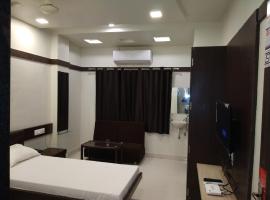 V-EXECATIVE Hotel AC/NON AC ACCOMMODATION，位于Akola的酒店