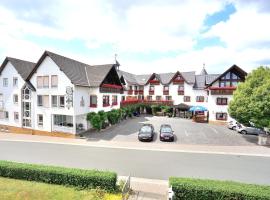 贝格霍夫酒店 - 餐厅，位于Berghausen的带停车场的酒店