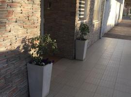 Bardas Hotel，位于Cinco Saltos的酒店