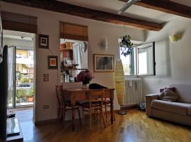 Appartamento La Rondine，位于佩萨罗的酒店