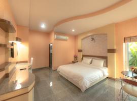 Martina Hotel Surin，位于素辇府的酒店