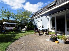 Holiday home with a sauna near the Noordwijk Beach，位于诺德韦克Noordwijkse Golfclub附近的酒店