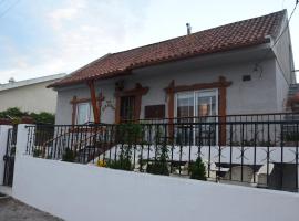 Os Piratas，位于沙尔内卡的酒店