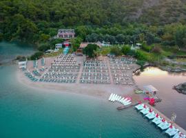 S3海马海滩俱乐部酒店，位于厄吕代尼兹厄吕代尼兹自然保护区与海滩附近的酒店