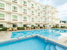 Microtel by Wyndham South Forbes near Nuvali，位于圣罗莎的带泳池的酒店