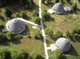 希艾斯圆顶小屋酒店，位于Agnanta的酒店