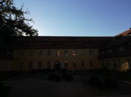 Hotel Vierseithof Luckenwalde，位于卢肯瓦尔德的酒店
