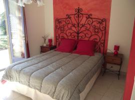 Domaine des cigales, chambre d'hôtes，位于Saint-Martin-dʼAoût的酒店