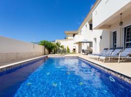 Tabaiba Luxus Chalet with heatable pool，位于El Rosario的酒店