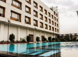 Solitaire Hotel And Resorts，位于乌贾因的酒店