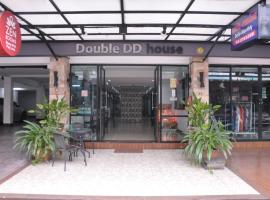 Double DD House at MRT Sutthisarn，位于曼谷素铁讪地铁站附近的酒店