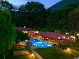 Dipla Sto Potami (Next To The River)