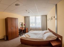 City Hotel B&B, reception 24 7, 800m od-from R1, free parking，位于班斯卡-比斯特里察的酒店