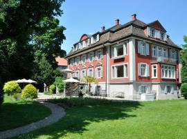 Villa Jakobsbrunnen，位于温特图尔弗洛拉别墅博物馆附近的酒店