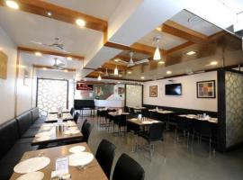 Hotel Vyankatesh & Pure Veg Restaurant，位于马哈巴莱斯赫瓦尔的住宿加早餐旅馆