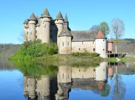 Chateau De Val，位于Lanobre的酒店