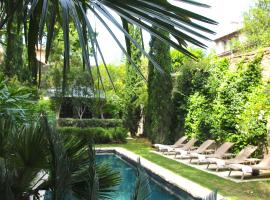 神圣喜剧豪华套房旅馆，位于阿维尼翁的带泳池的酒店