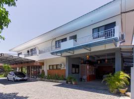 RedDoorz near Sam Ratulangi Airport Manado，位于美娜多的海滩短租房