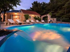 Villa Zlatni Rat with pool by the beach Zlatni rat in Bol - Brac，位于波尔的酒店