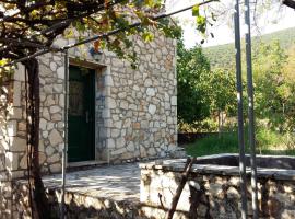 The Stone House-Zacharatos Nikolaos，位于Pouláta的度假短租房