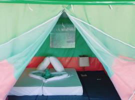 Koh Ngai Camping Restaurant @ Bar，位于奈岛的酒店