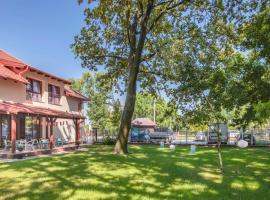 Tölgyfa Fogadó，位于Fehérvárcsurgó的酒店