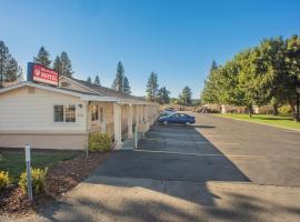 Shasta Pines Motel & Suites，位于Burney的酒店