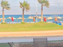 Chalet Porto South Beach - Beach Front Sea View，位于艾因苏赫纳的酒店