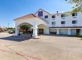 Motel 6-Bedford, TX - Fort Worth，位于贝德福德的酒店