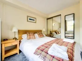 Charming 1 Bed Apartment with Castle View