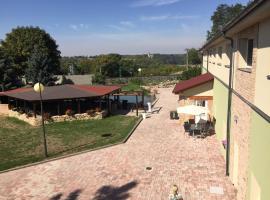 Hotel Dvůr，位于Krnsko的酒店