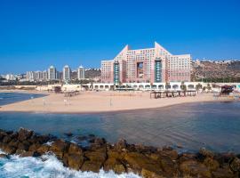 Almog Haifa Israel Apartments מגדלי חוף הכרמל，位于海法的海滩酒店