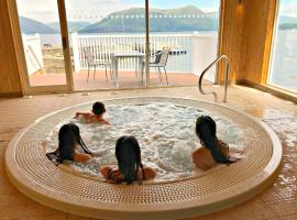 Holly Tree Hotel, Swimming Pool & Hot Tub，位于格伦科的酒店