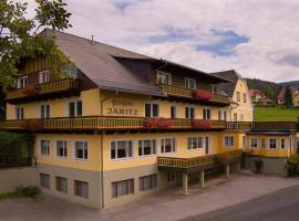 亚瑞兹酒店，位于Semriach的带停车场的酒店