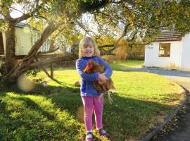 Heatherhill Farm Cottage in Letterfrack beside Connemara National Park，位于莱特弗拉克的酒店