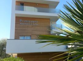 Primavera ApartmentSuites，位于加尔达湖滨的舒适型酒店