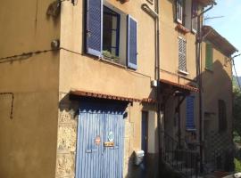 Beautiful townhouse in Bargemon，位于巴尔日蒙的酒店