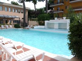 Hotel Milano Helvetia - in centro con piscina，位于里乔内的酒店
