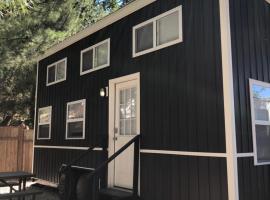 Hygge Tiny Home HUE-gah，位于Leeds的小屋