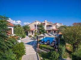 Poolside Stone Residences - Marina Bok，位于诺瓦利娅的旅馆
