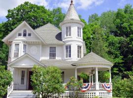 Shadowcrest，位于Fleischmanns的带停车场的酒店