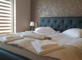 Hotel Pod Strzechą，位于凯尔采的酒店