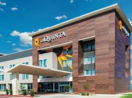 La Quinta Inn & Suites Greensboro Airport，位于Friendship的酒店