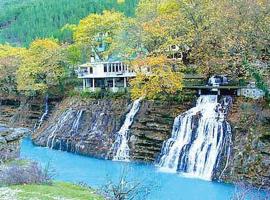 The River Hotel,bar&restaurant，位于Këlcyrë Fshat的酒店