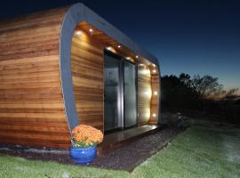 The Pod & Cwtch luxury accommodation，位于阿博伦的山林小屋