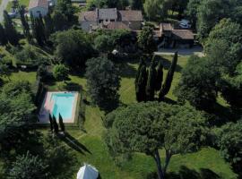 Villa Toscane - Atelier d'Artistes et B&B à 20 mn de Toulouse，位于Azas帕尔默拉高尔夫球场附近的酒店