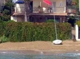 Casa la conchiglia sulla spiaggia