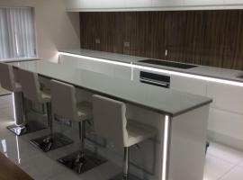 Hollies Apartments & Cottages，位于马托克的酒店